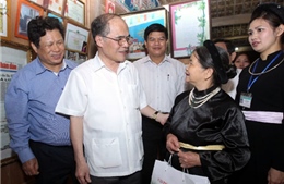 Chủ tịch Quốc hội Nguyễn Sinh Hùng tiếp xúc cử tri Tân Trào 